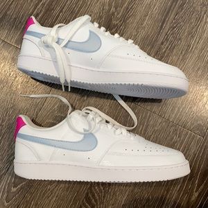 NIKE Wmns Court Vision Low